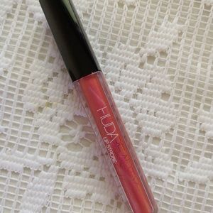Huda beauty lip strobe in saucy